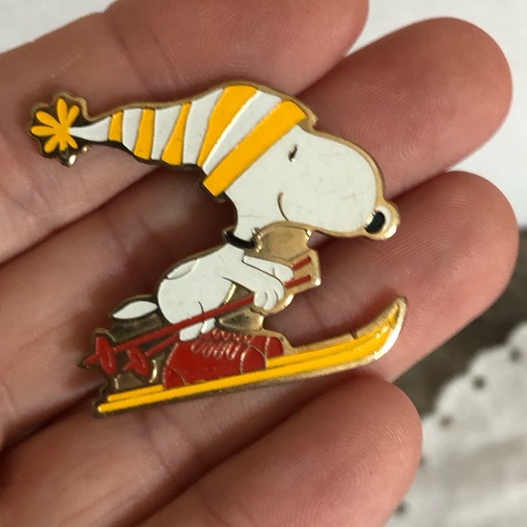 Vtg 1972 Snoopy Skiing Enamel Pin - Picture 5 of 11